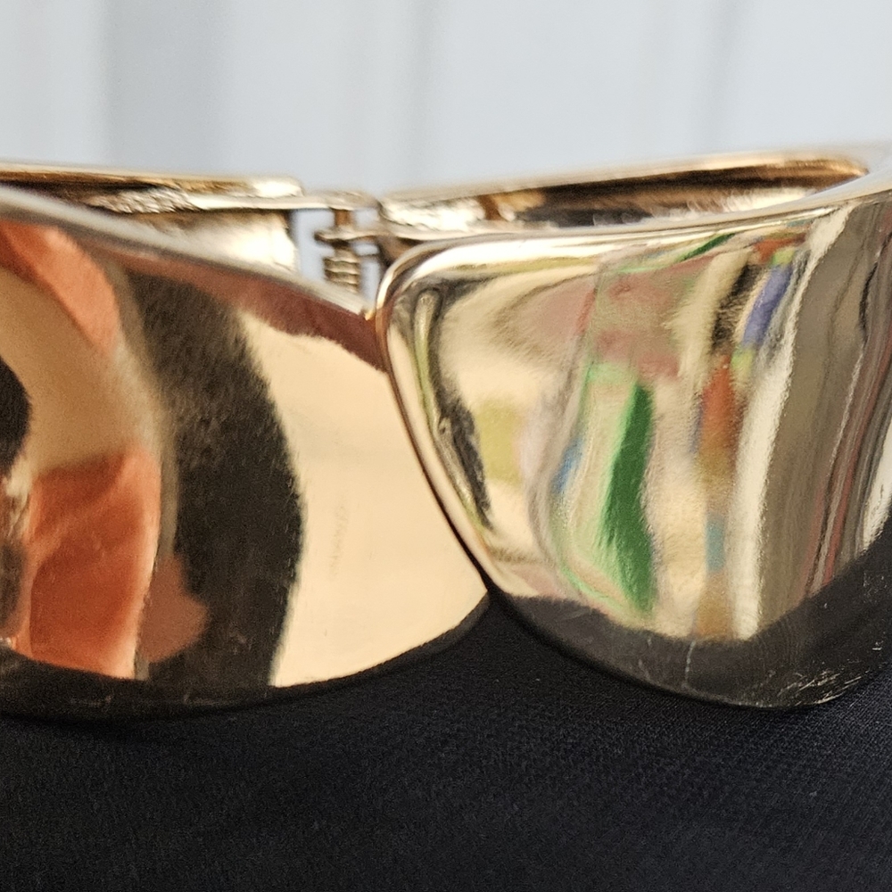 Hinged cuff bracelet